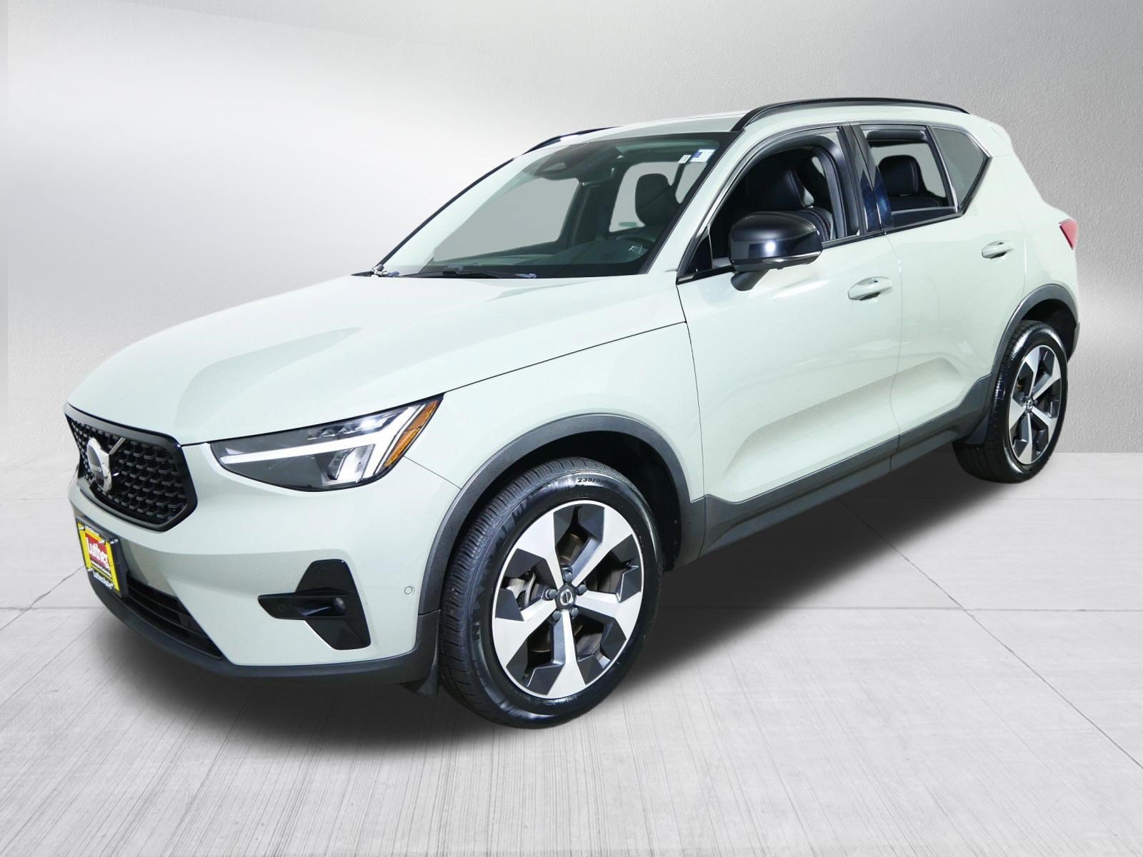 Used 2023 Volvo XC40 B5 Plus w/ Driver Assist Package AWD/4WD image 3