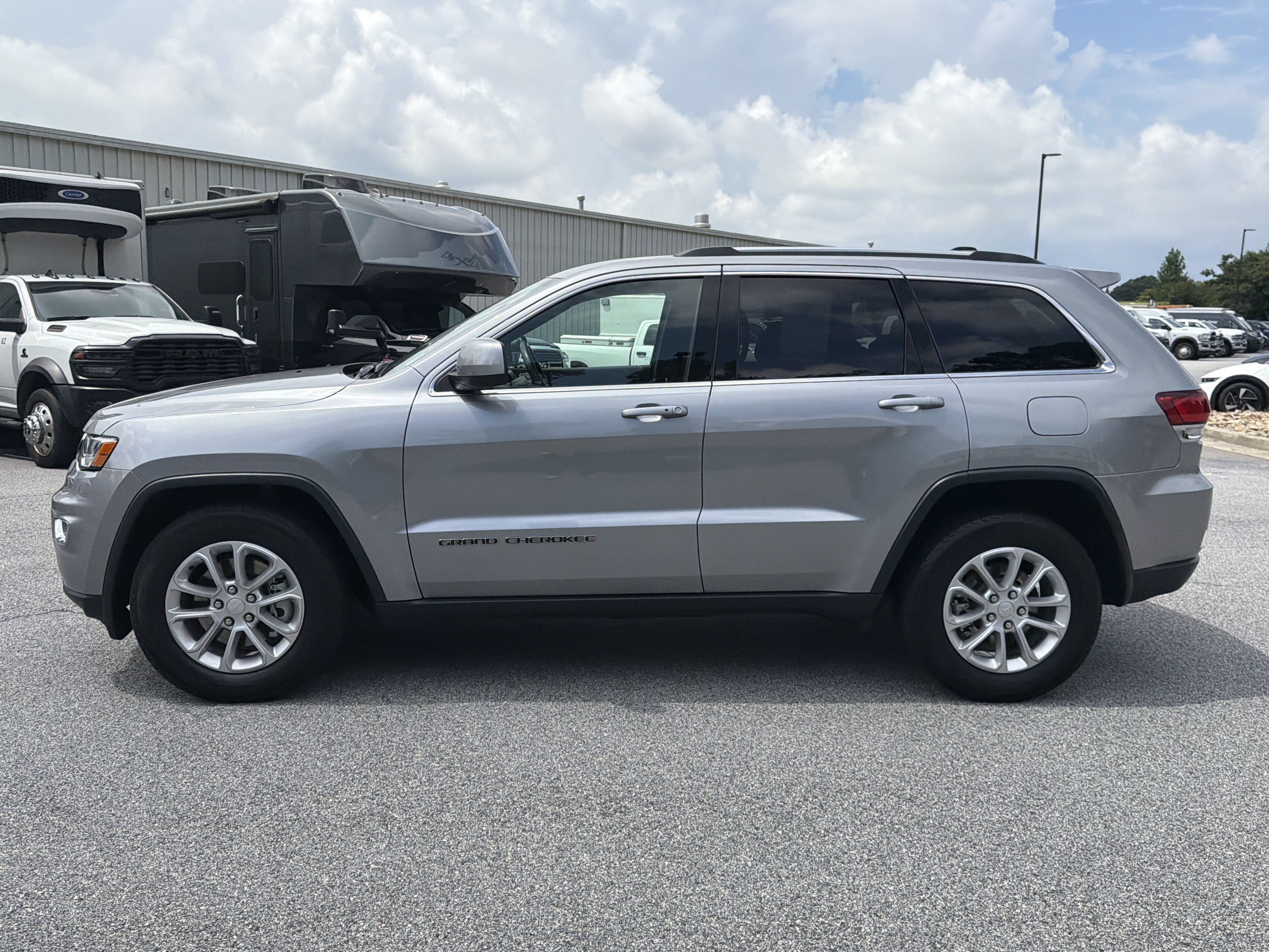 Used 2021 Jeep Grand Cherokee Laredo RWD image 4