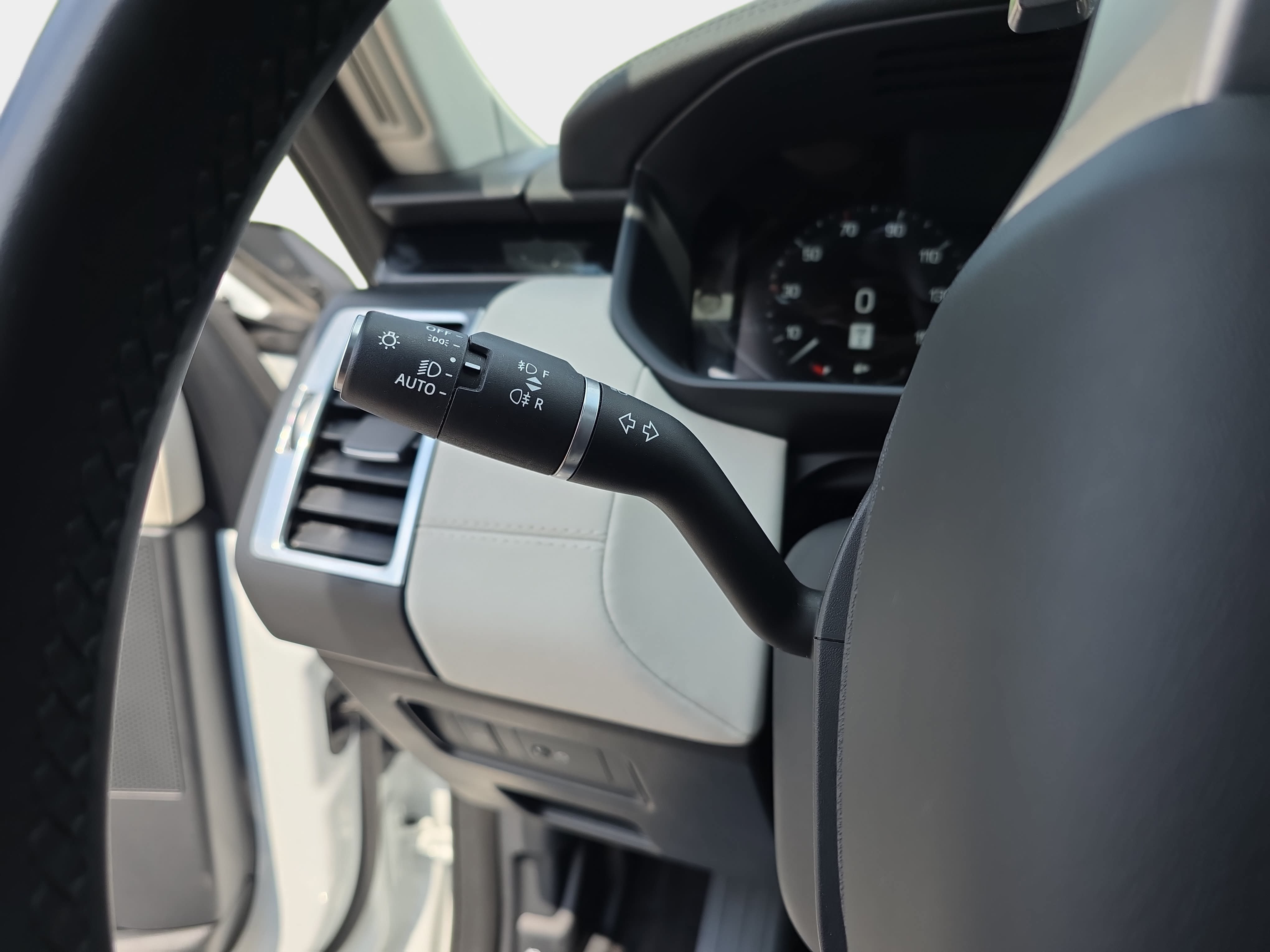 Certified 2025 Land Rover Discovery S AWD/4WD image 28