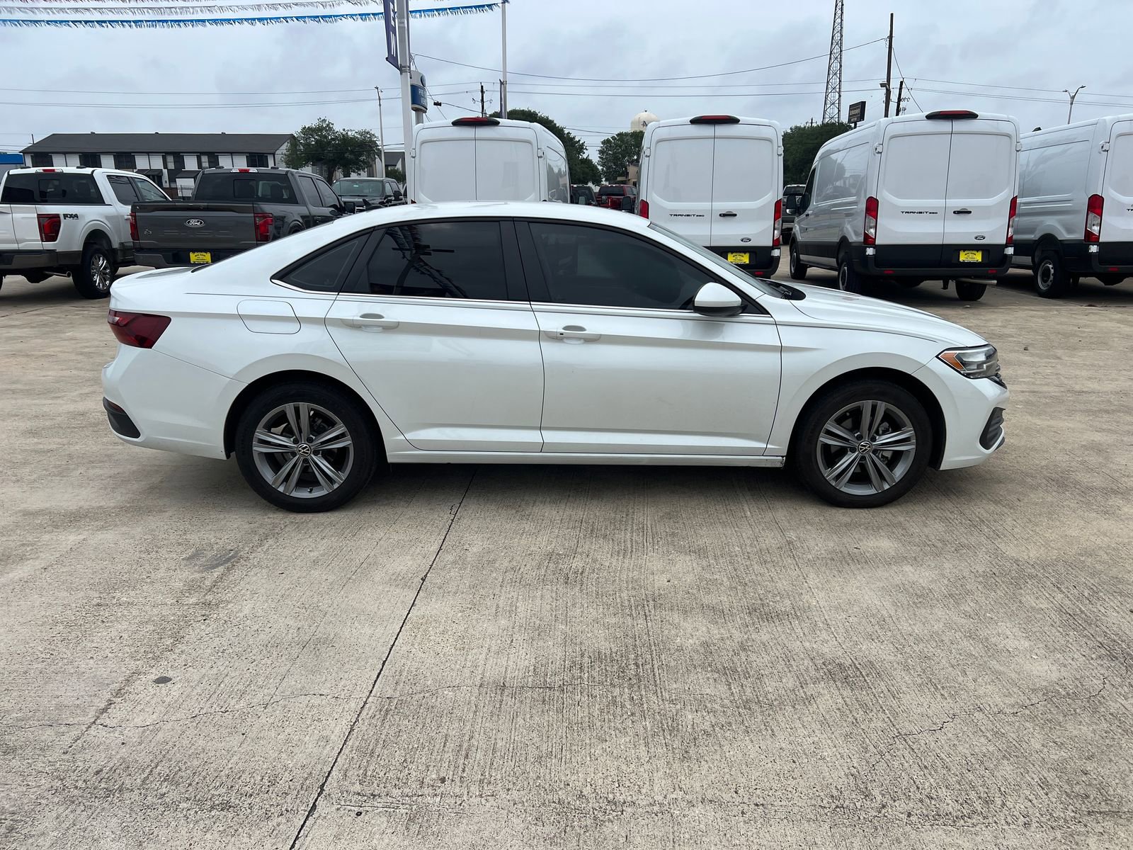 Used 2023 Volkswagen Jetta SE FWD image 2