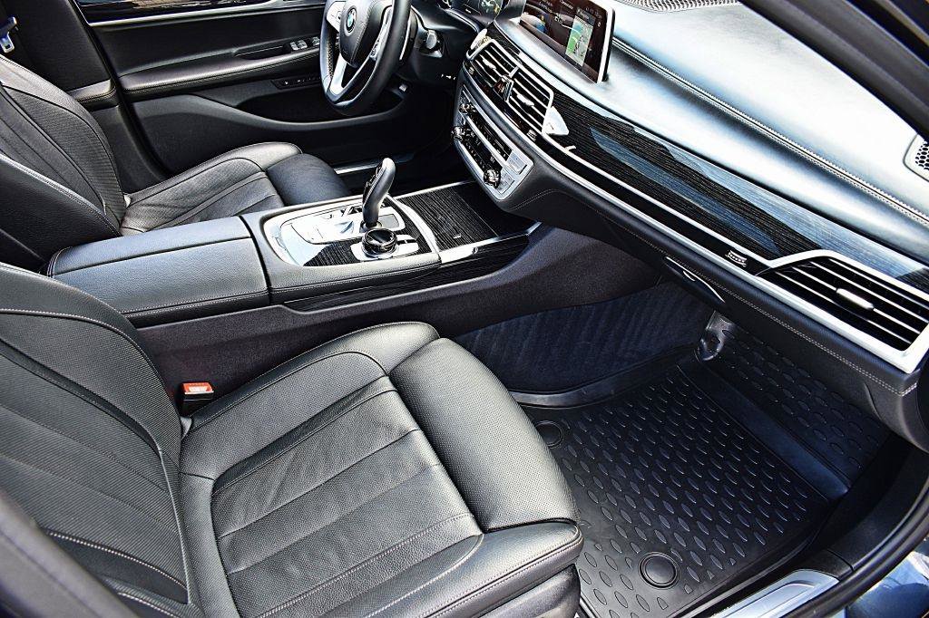 Used 2019 BMW 740i w/ Executive Package RWD image 19