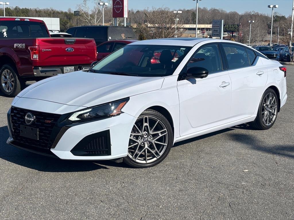 Used 2024 Nissan Altima 2.0 SR image 2