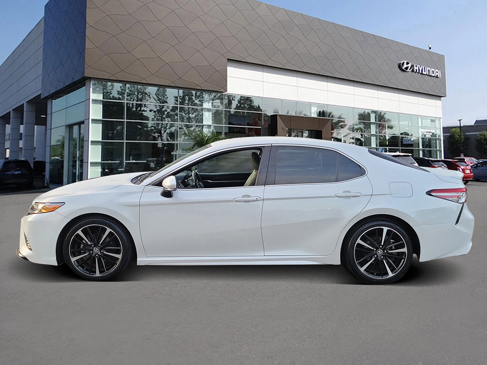 Used 2018 Toyota Camry XSE image 3