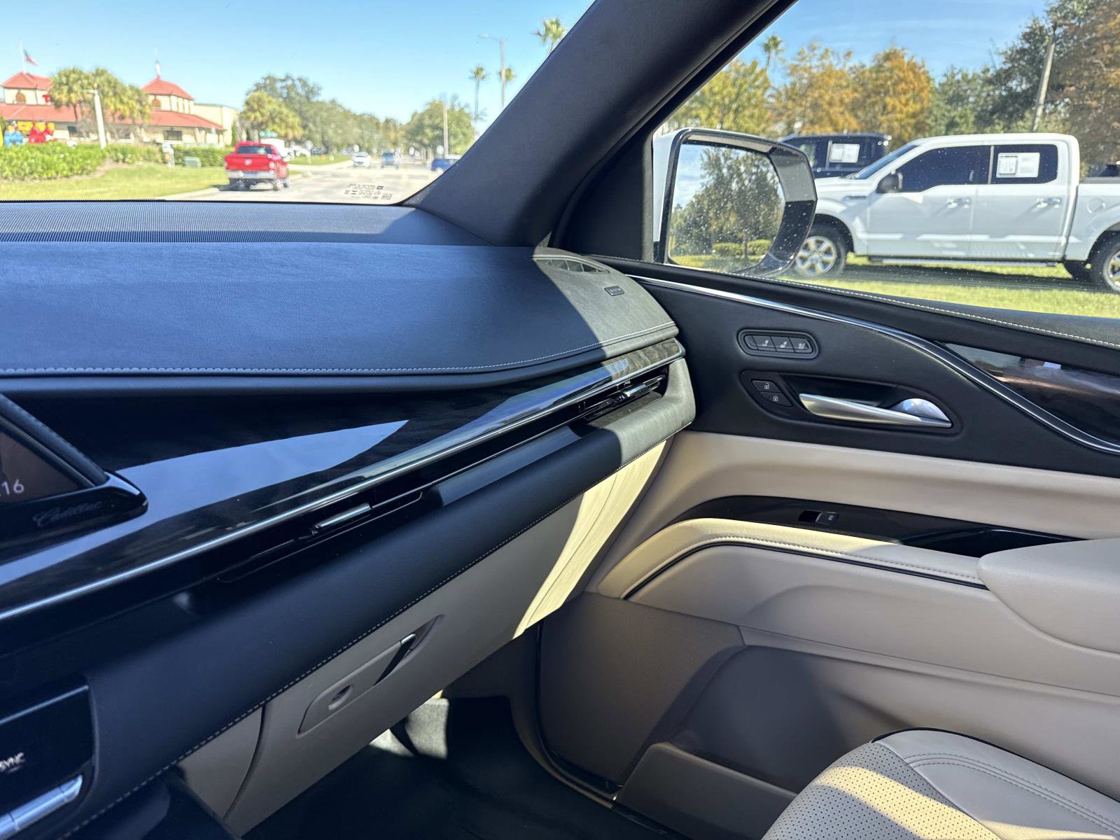 Used 2024 Cadillac Escalade Premium Luxury AWD/4WD image 24