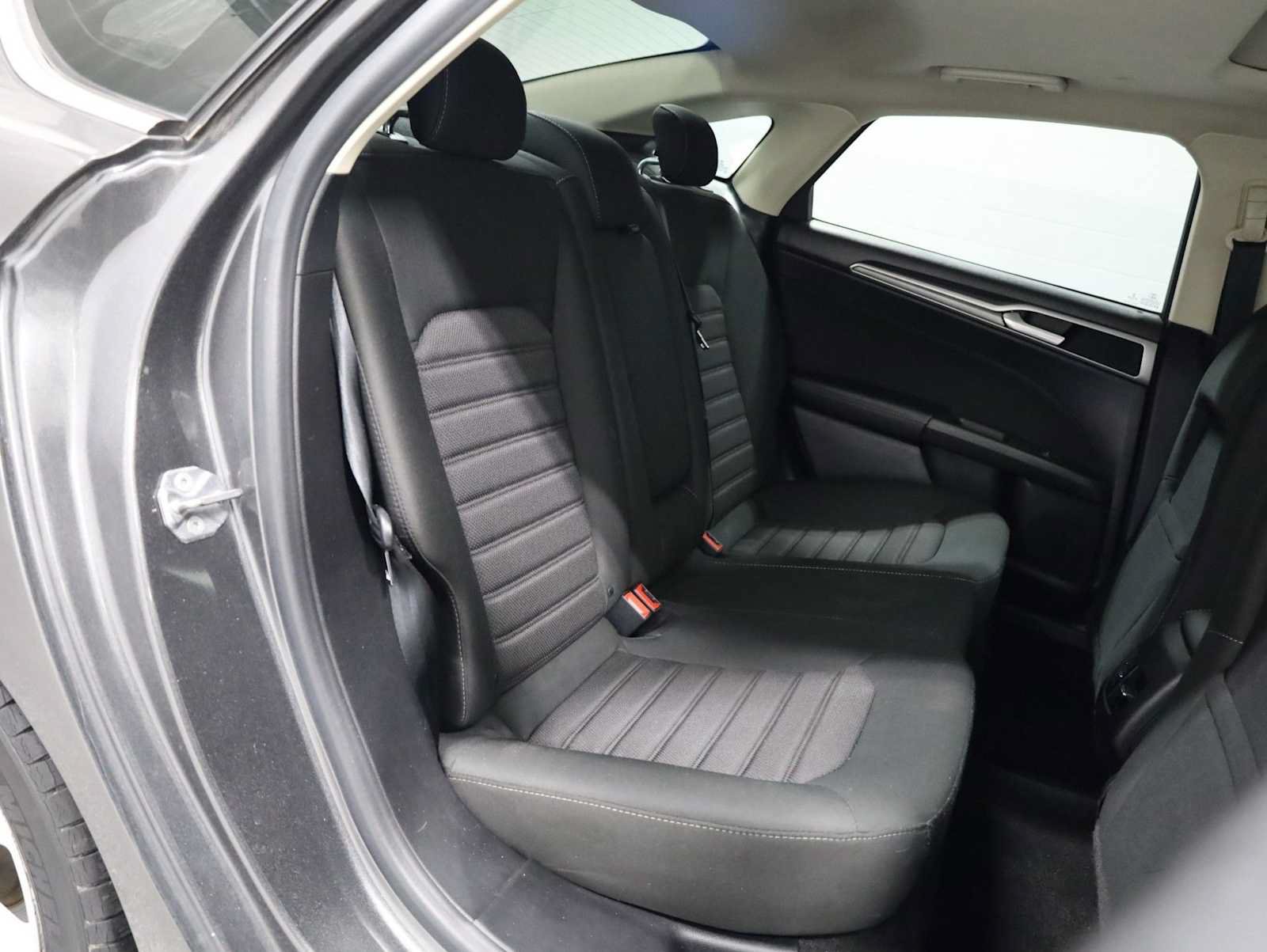Used 2019 Ford Fusion SE FWD image 34