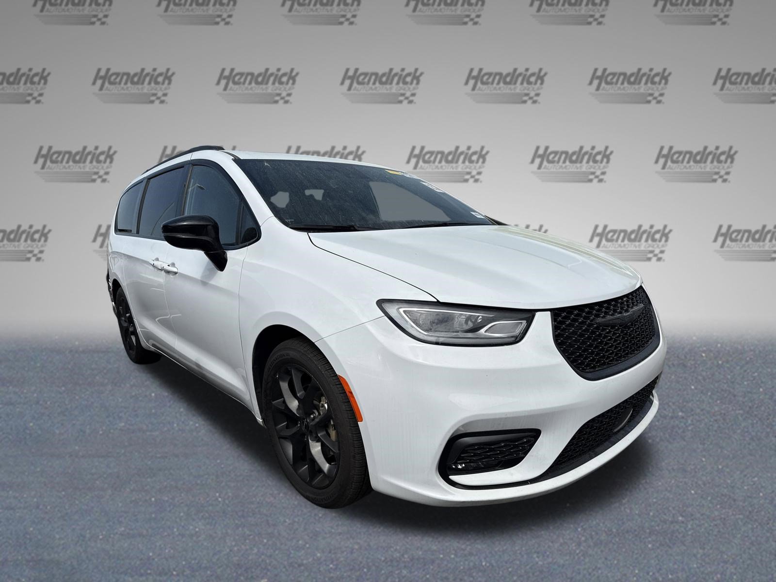 Used 2025 Chrysler Pacifica Limited FWD image 2