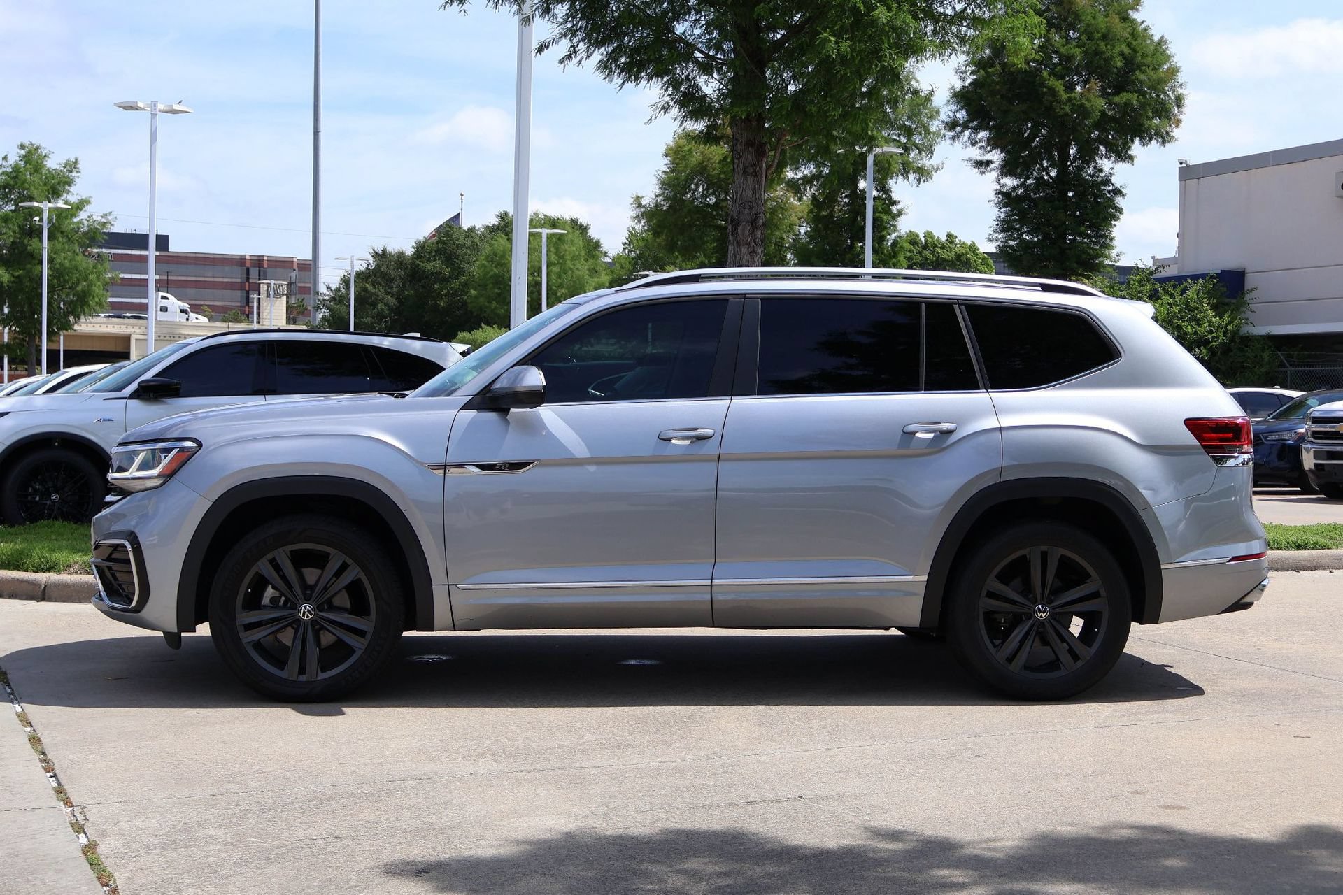 Used 2022 Volkswagen Atlas SEL R-Line AWD/4WD image 3