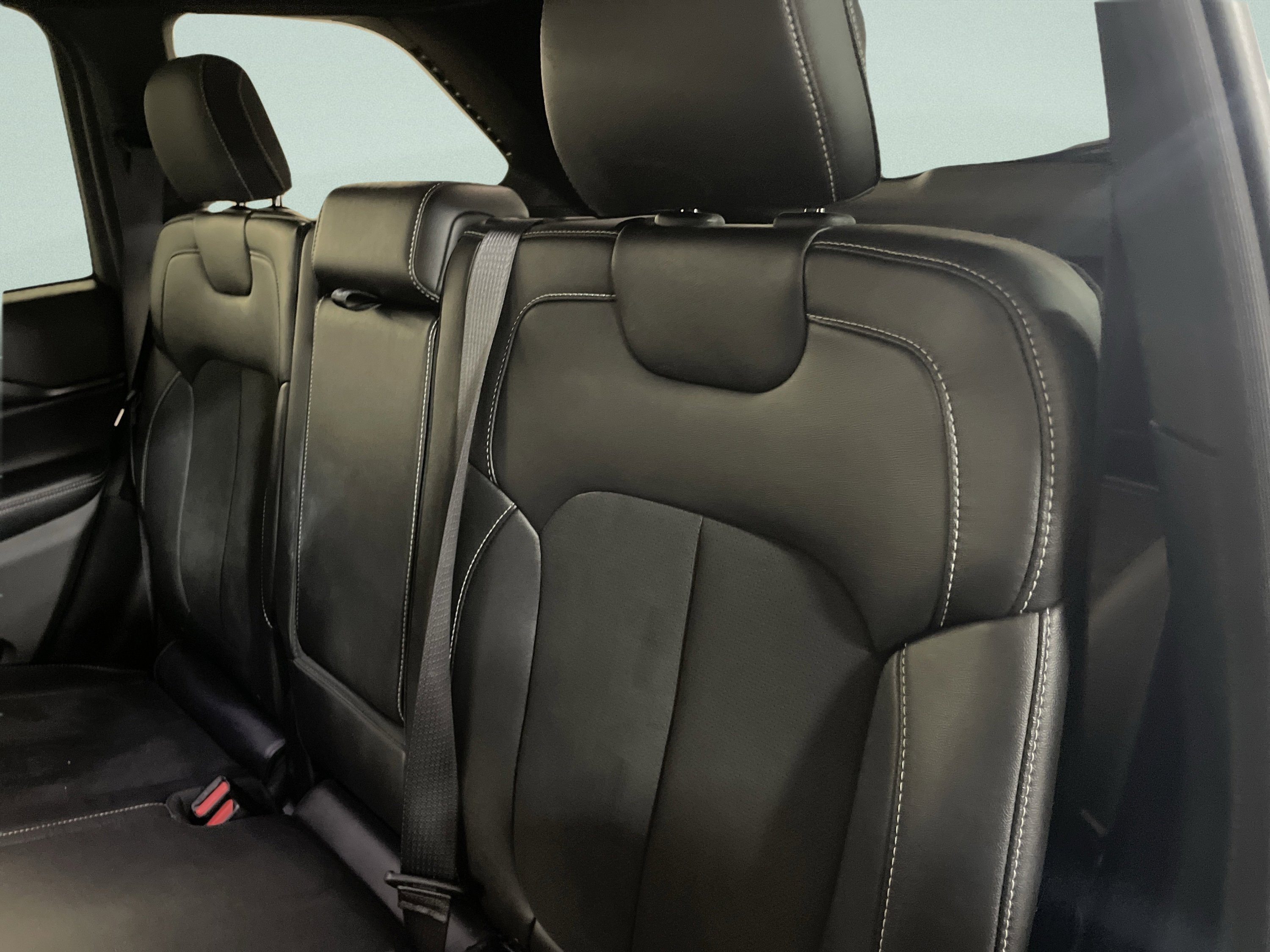 Used 2024 Jeep Grand Cherokee Altitude image 11