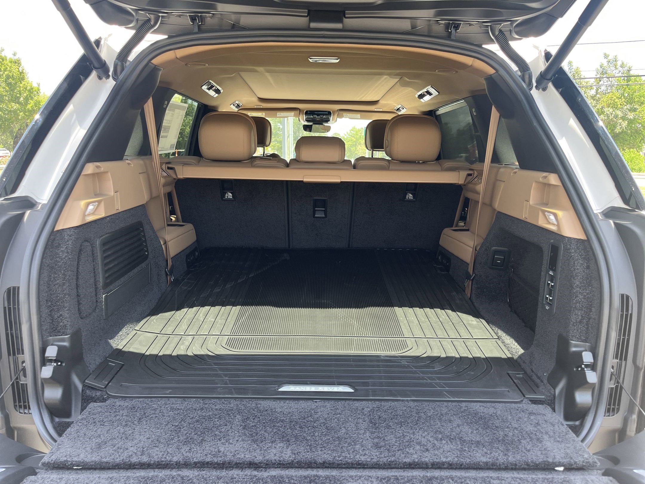 New 2025 Land Rover Range Rover Long Wheelbase SE image 28