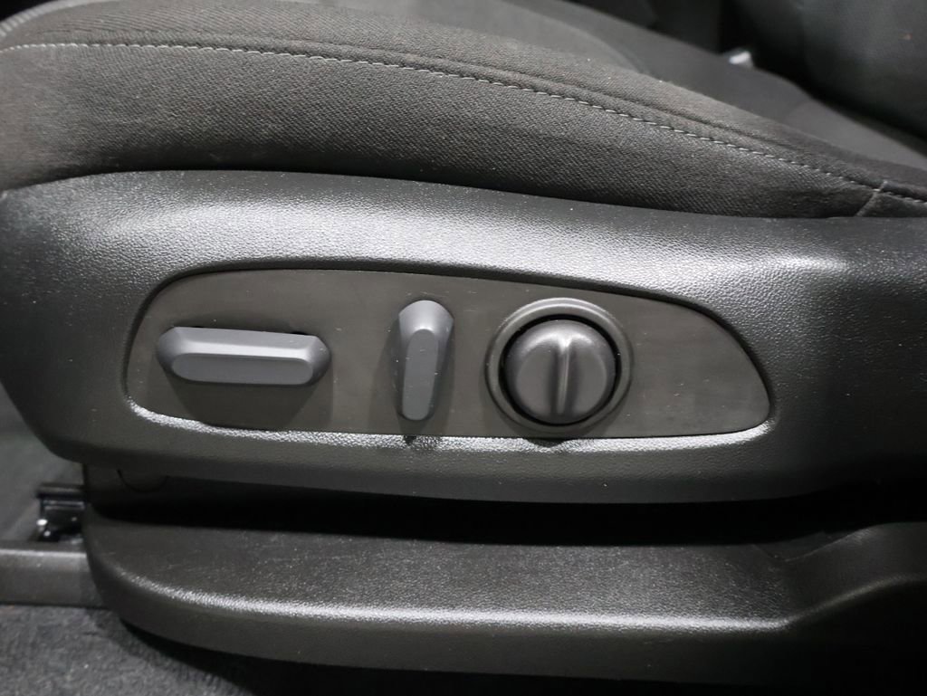 Used 2023 Chevrolet Traverse LT w/ Rear Camera Mirror Package image 12