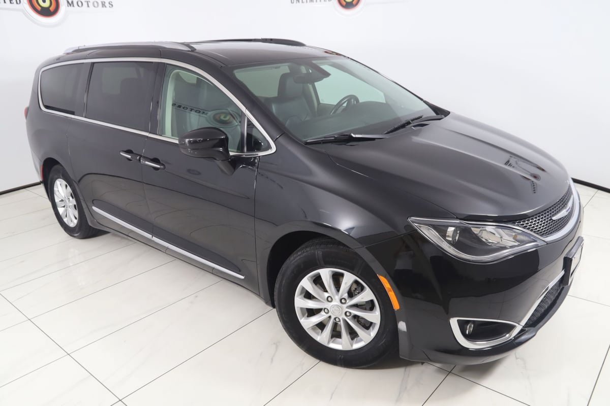 Used 2018 Chrysler Pacifica Touring-L FWD image 16
