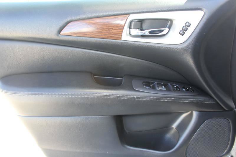 Used 2018 Nissan Pathfinder Platinum w/ Cargo Package FWD image 13