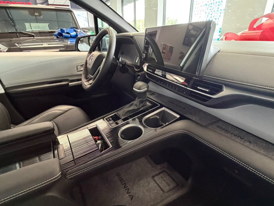 Used 2025 Toyota Sienna XSE FWD image 60