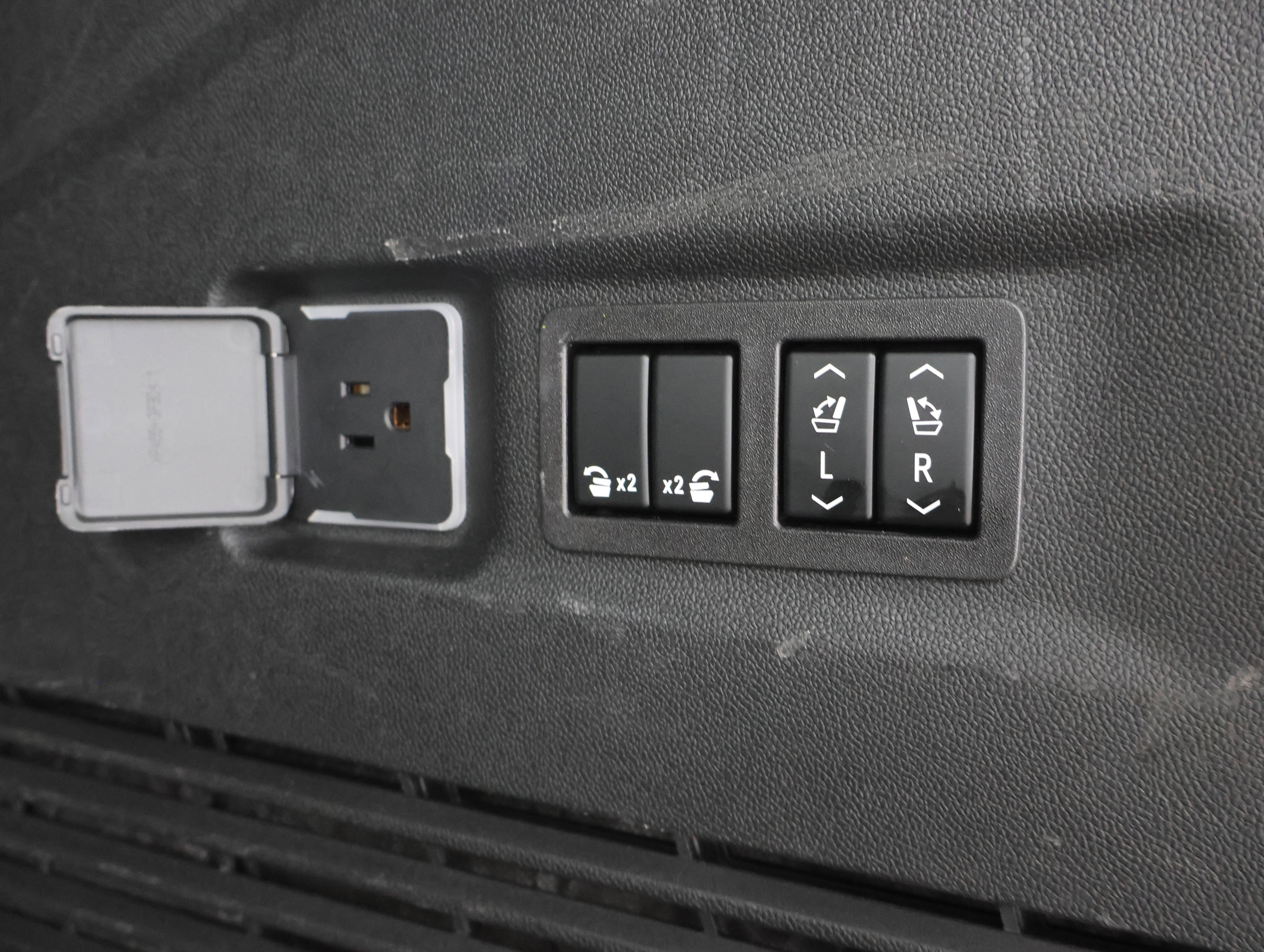 Used 2023 Chevrolet Suburban RST w/ Luxury Package AWD/4WD image 36