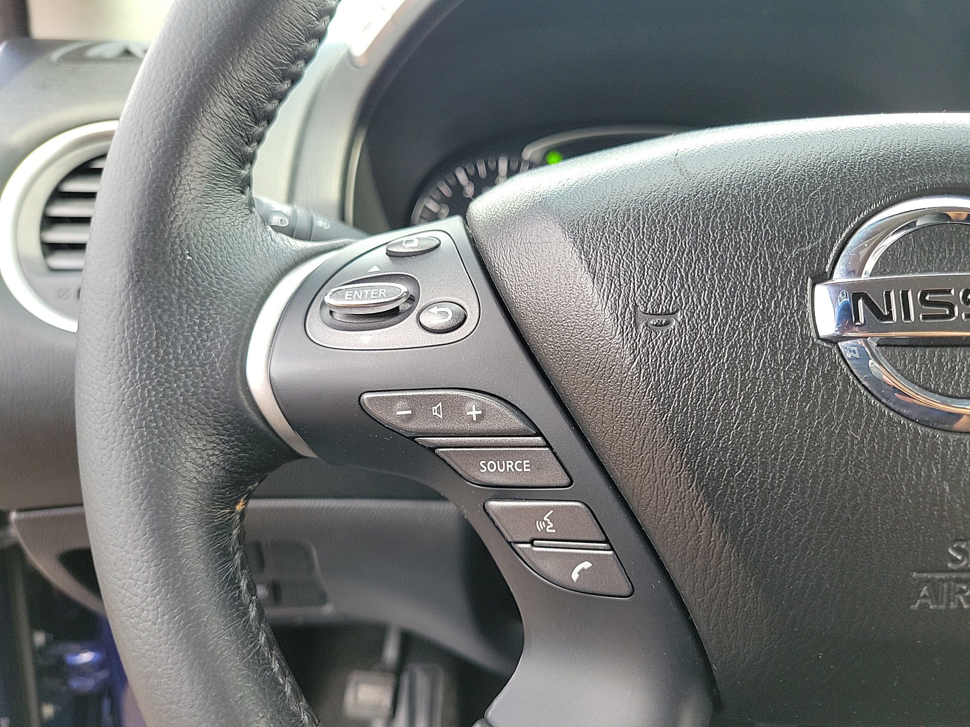 Used 2020 Nissan Pathfinder SV image 18