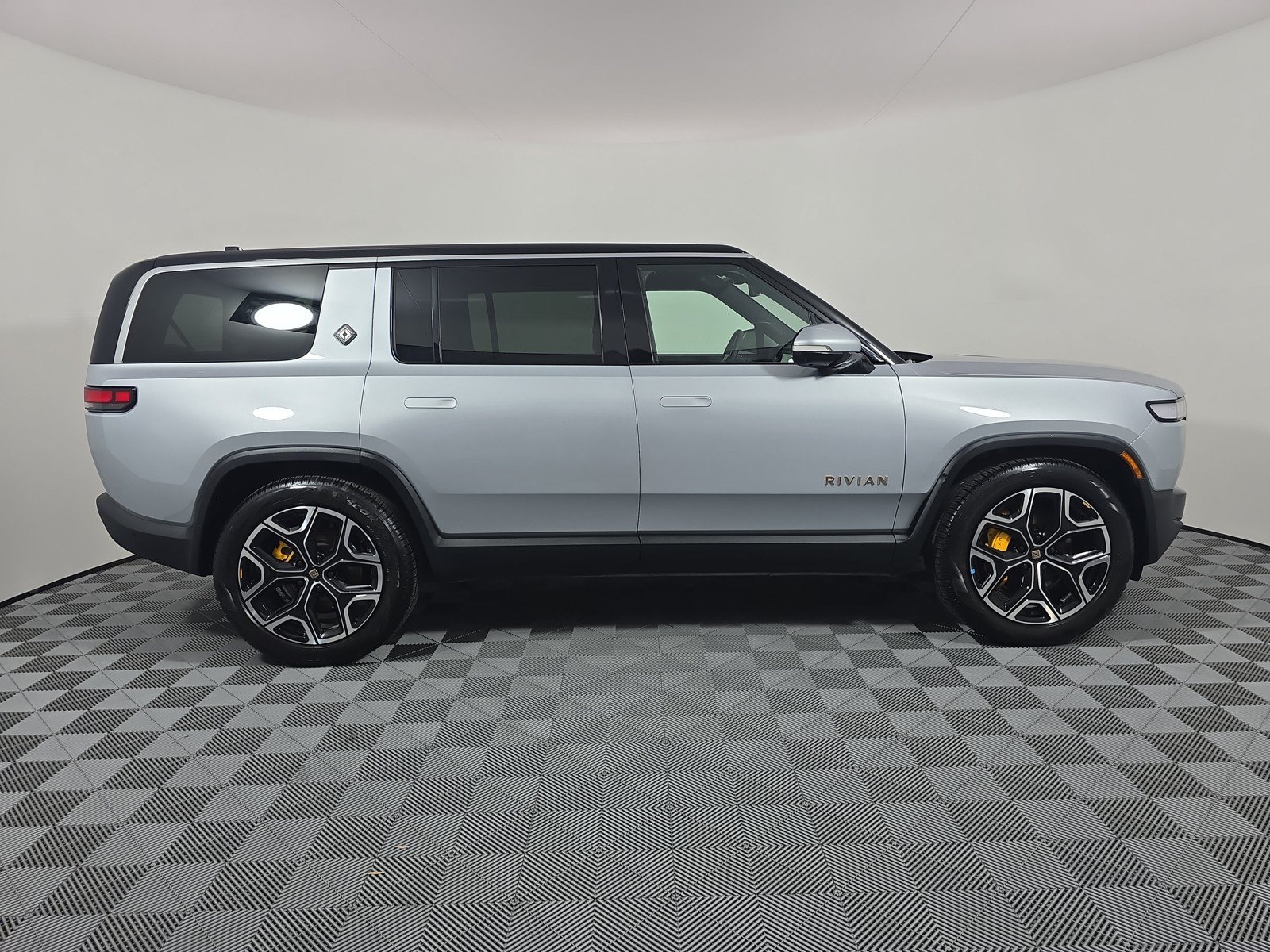 Used 2024 Rivian R1S Adventure AWD/4WD image 6