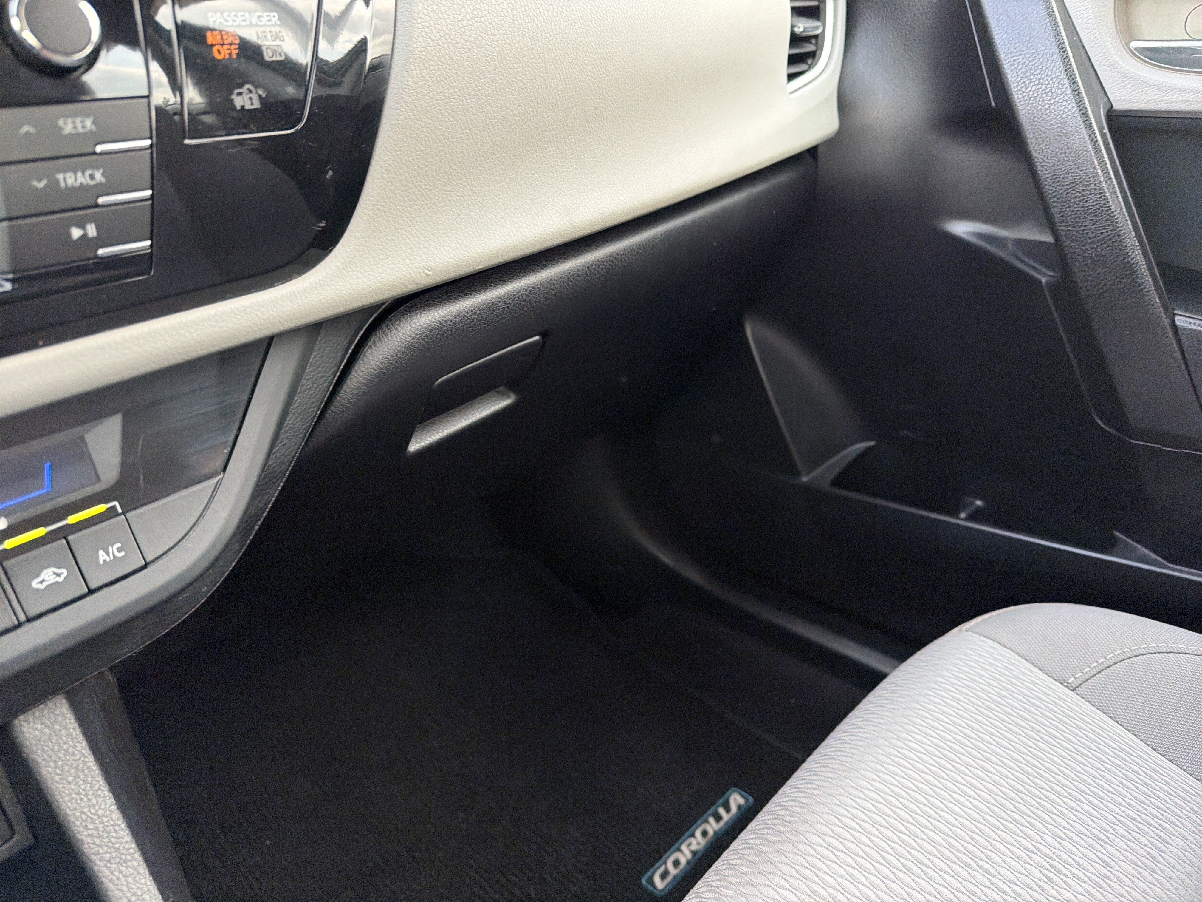 Used 2015 Toyota Corolla LE w/ Body Protection Package #1 FWD image 32