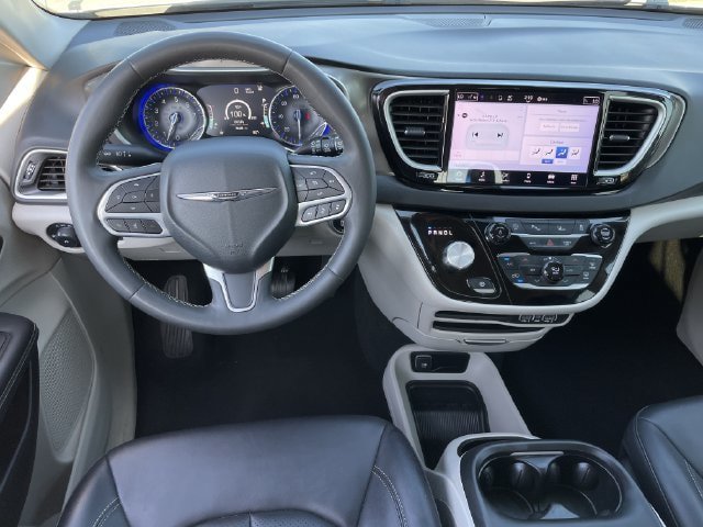 Used 2024 Chrysler Pacifica Touring-L FWD image 10