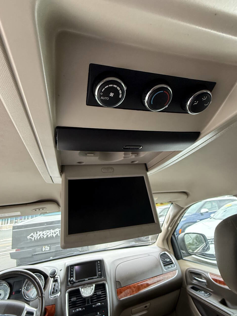Used 2015 Chrysler Town & Country Touring FWD image 16