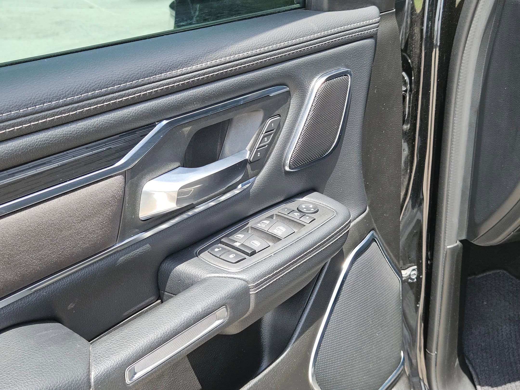 Used 2024 RAM 1500 Laramie AWD/4WD image 12