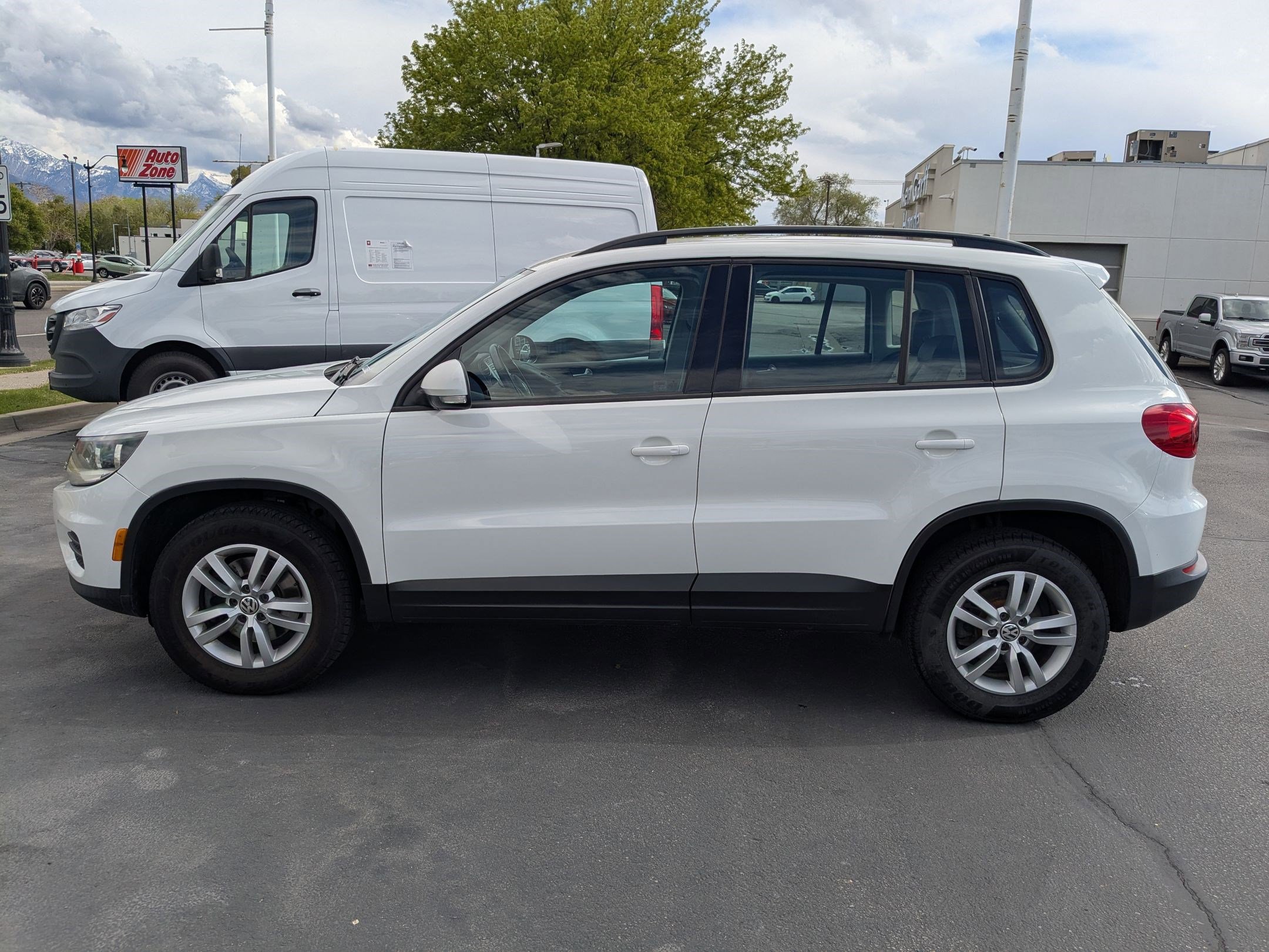 Used 2017 Volkswagen Tiguan S image 9