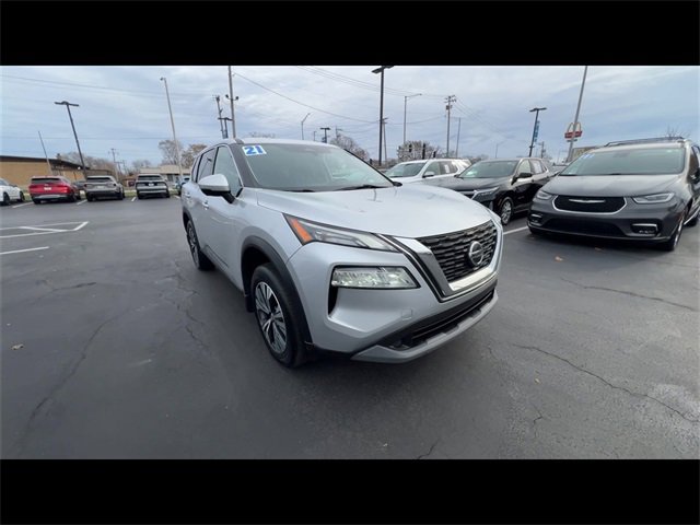 Used 2021 Nissan Rogue SV image 2