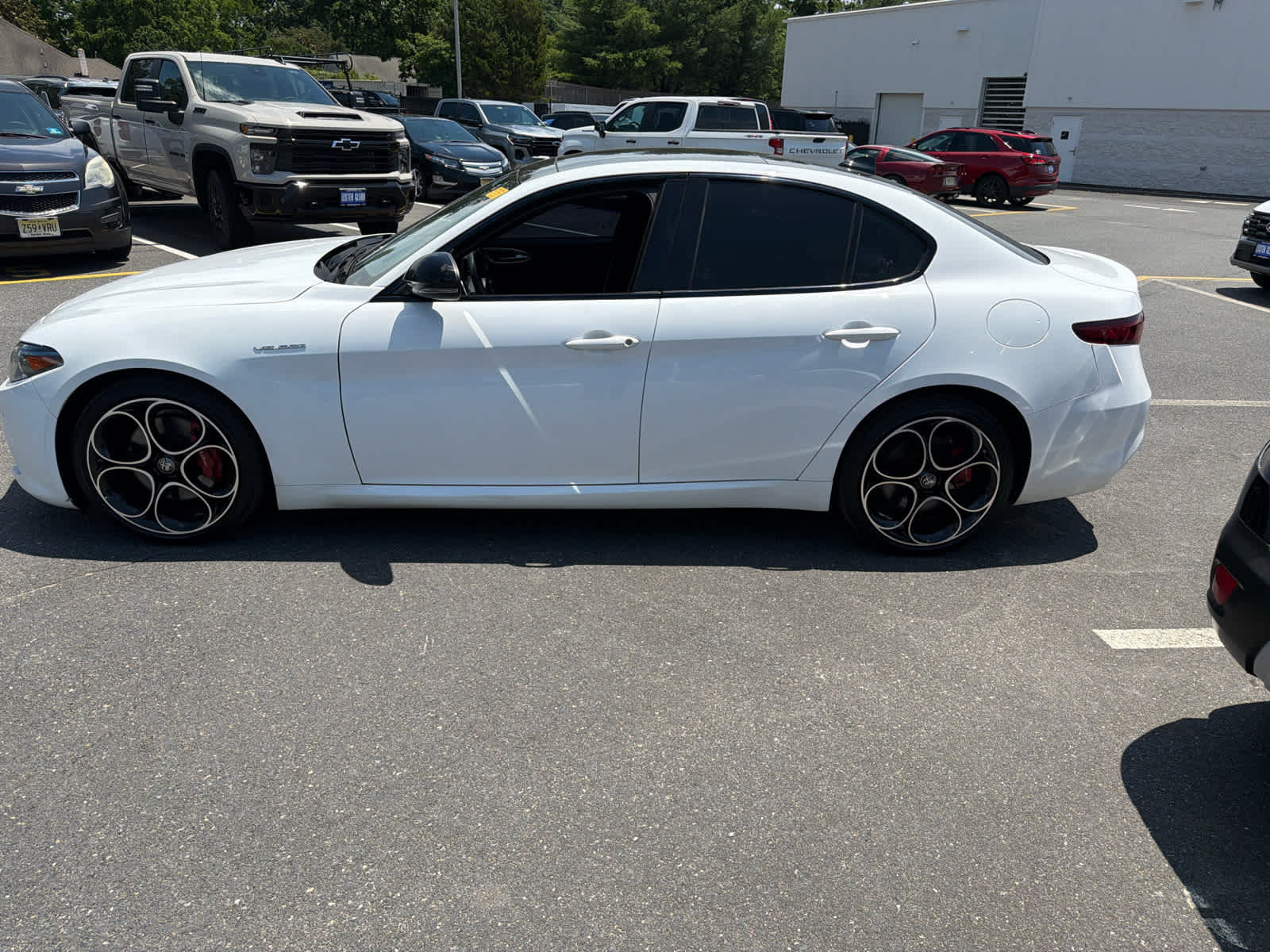 Used 2023 Alfa Romeo Giulia Veloce AWD/4WD image 5