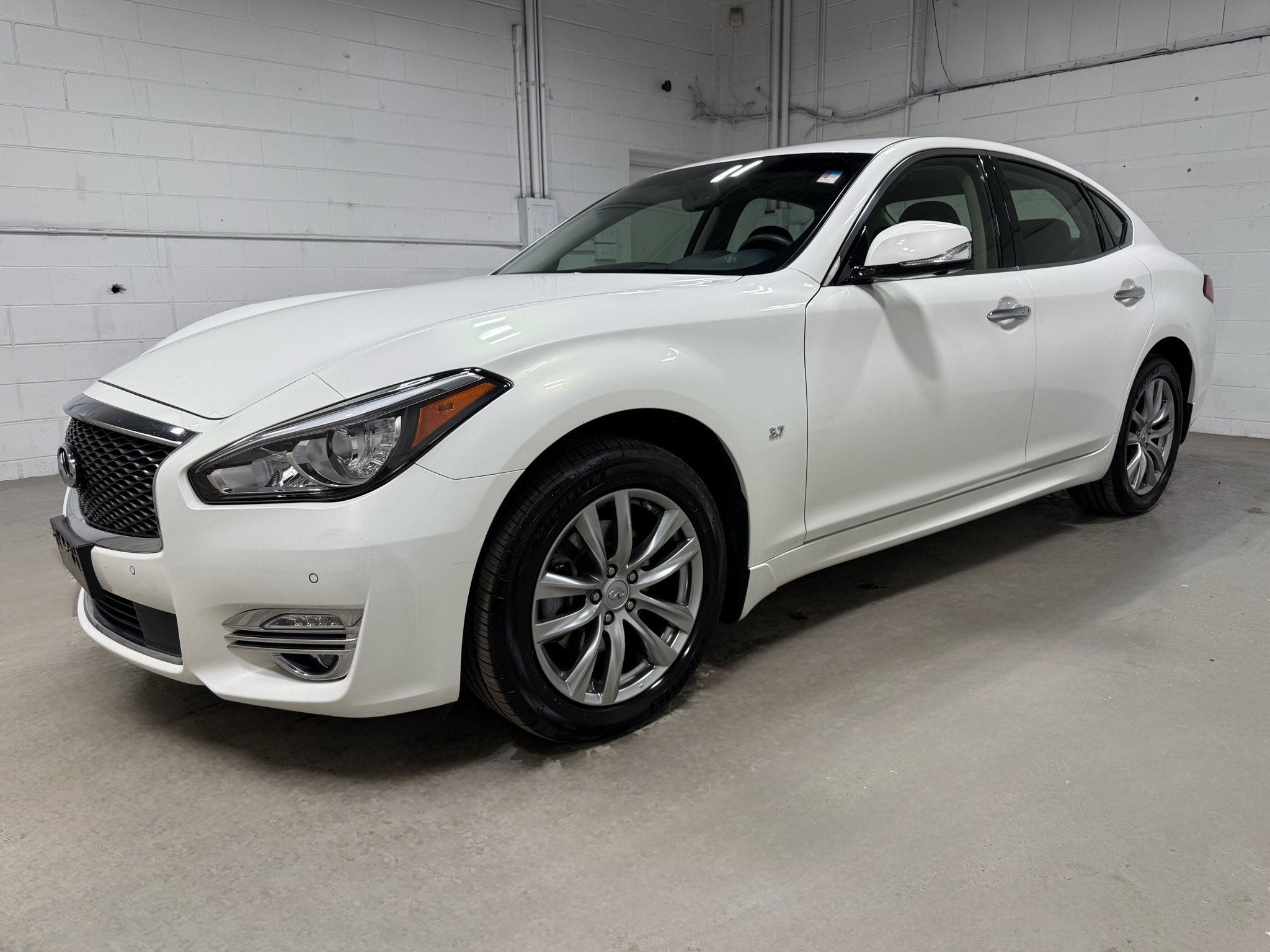 Used 2015 INFINITI Q70 3.7 w/ Technology Package image 1