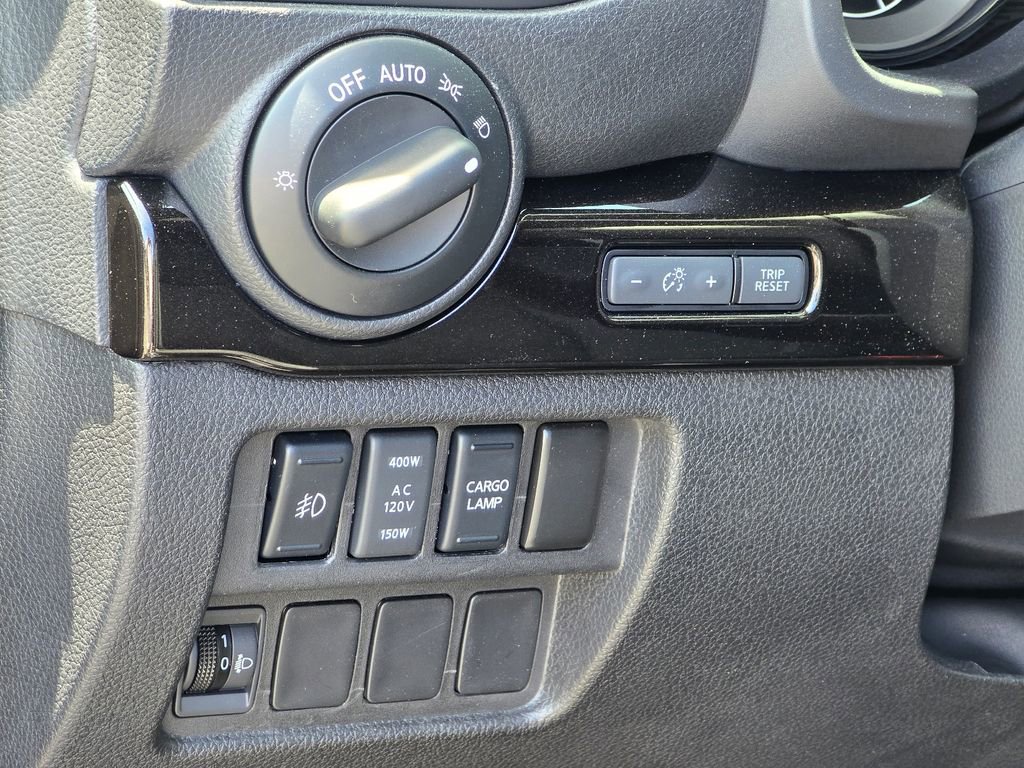 Used 2018 Nissan Titan SV w/ SV Convenience Package AWD/4WD image 7