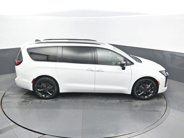 New 2027 Chrysler Pacifica Limited FWD image 49