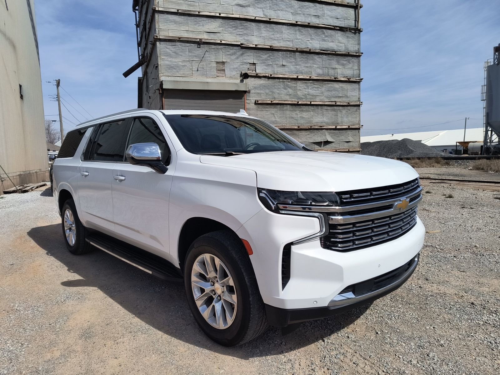 Used 2023 Chevrolet Suburban Premier image 2