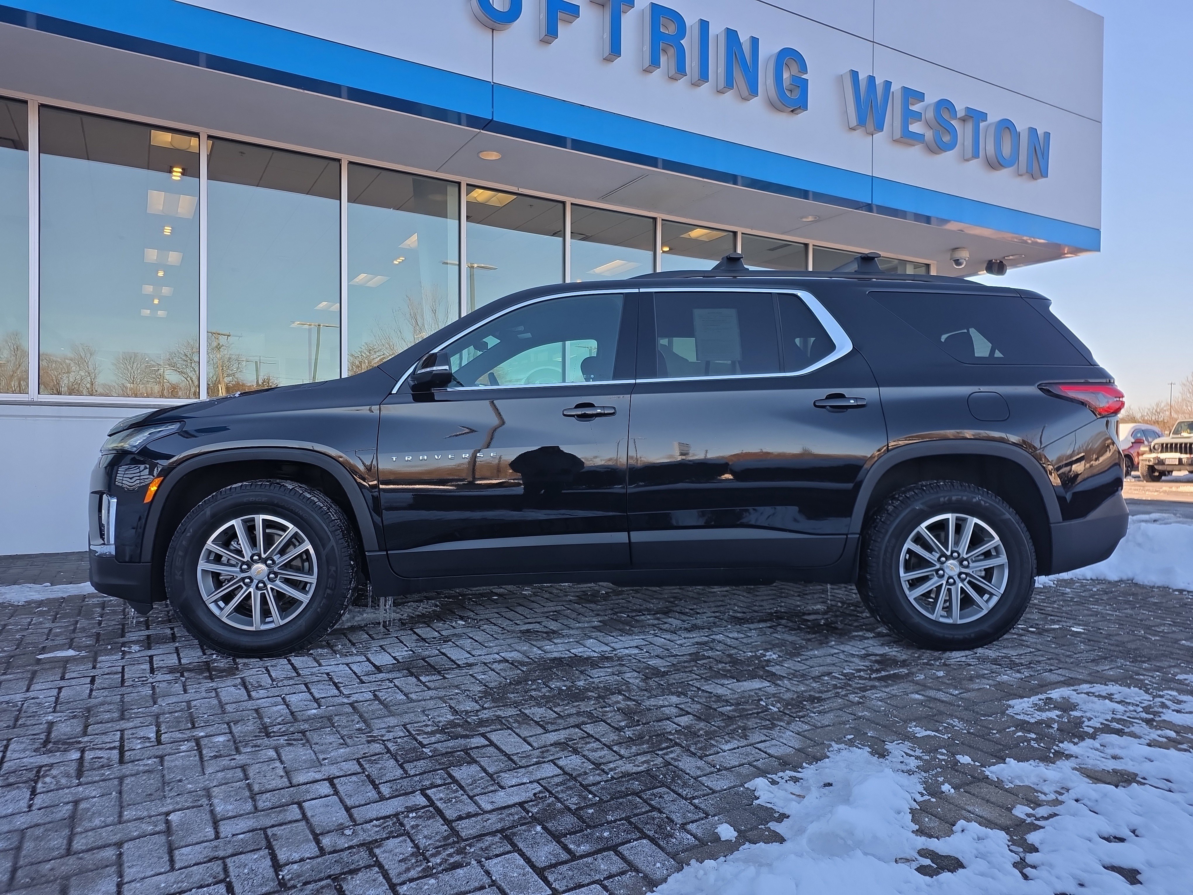 Used 2023 Chevrolet Traverse LT image 2