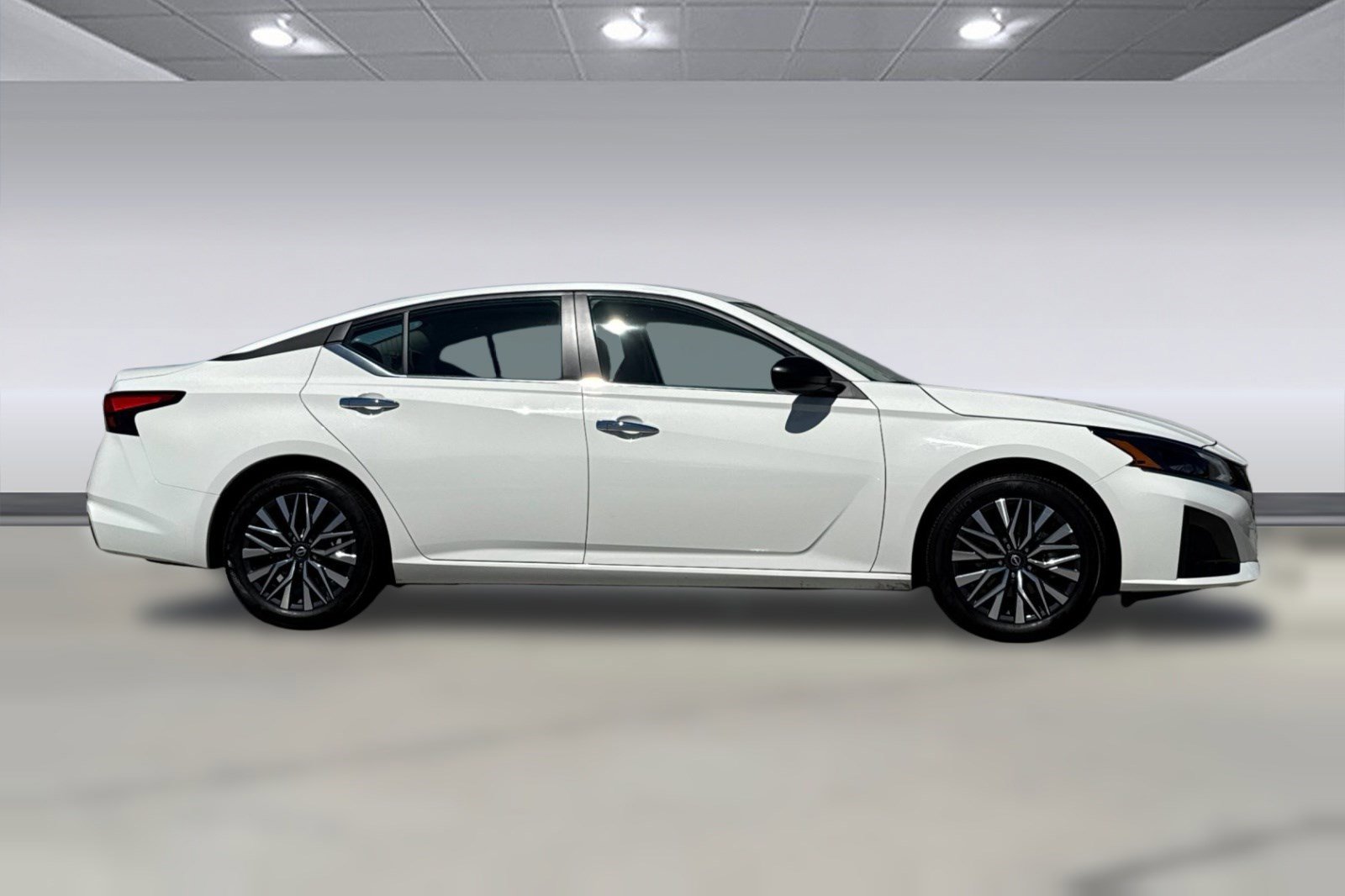 Used 2025 Nissan Altima 2.5 SV image 2