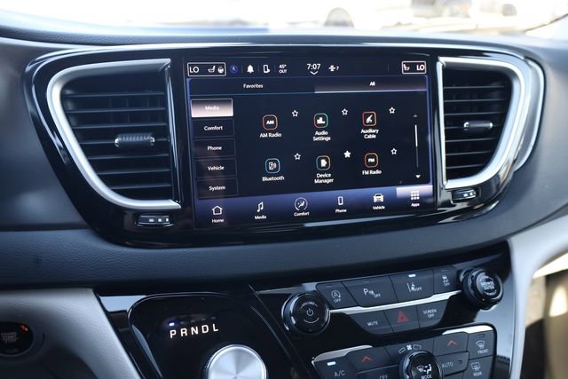 Used 2024 Chrysler Pacifica Touring-L FWD image 16