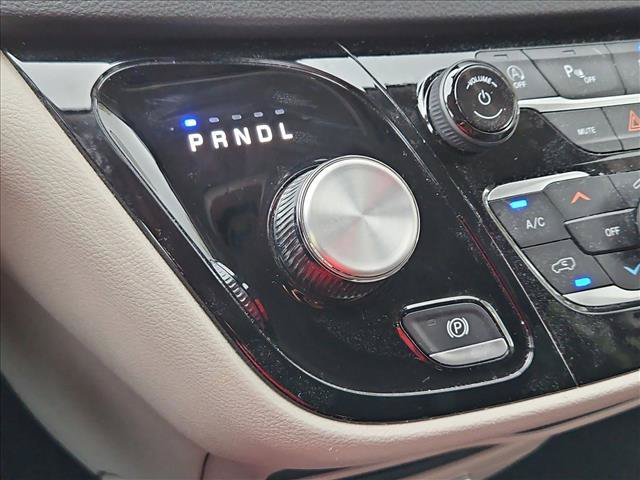 Used 2024 Chrysler Pacifica Touring-L FWD image 11