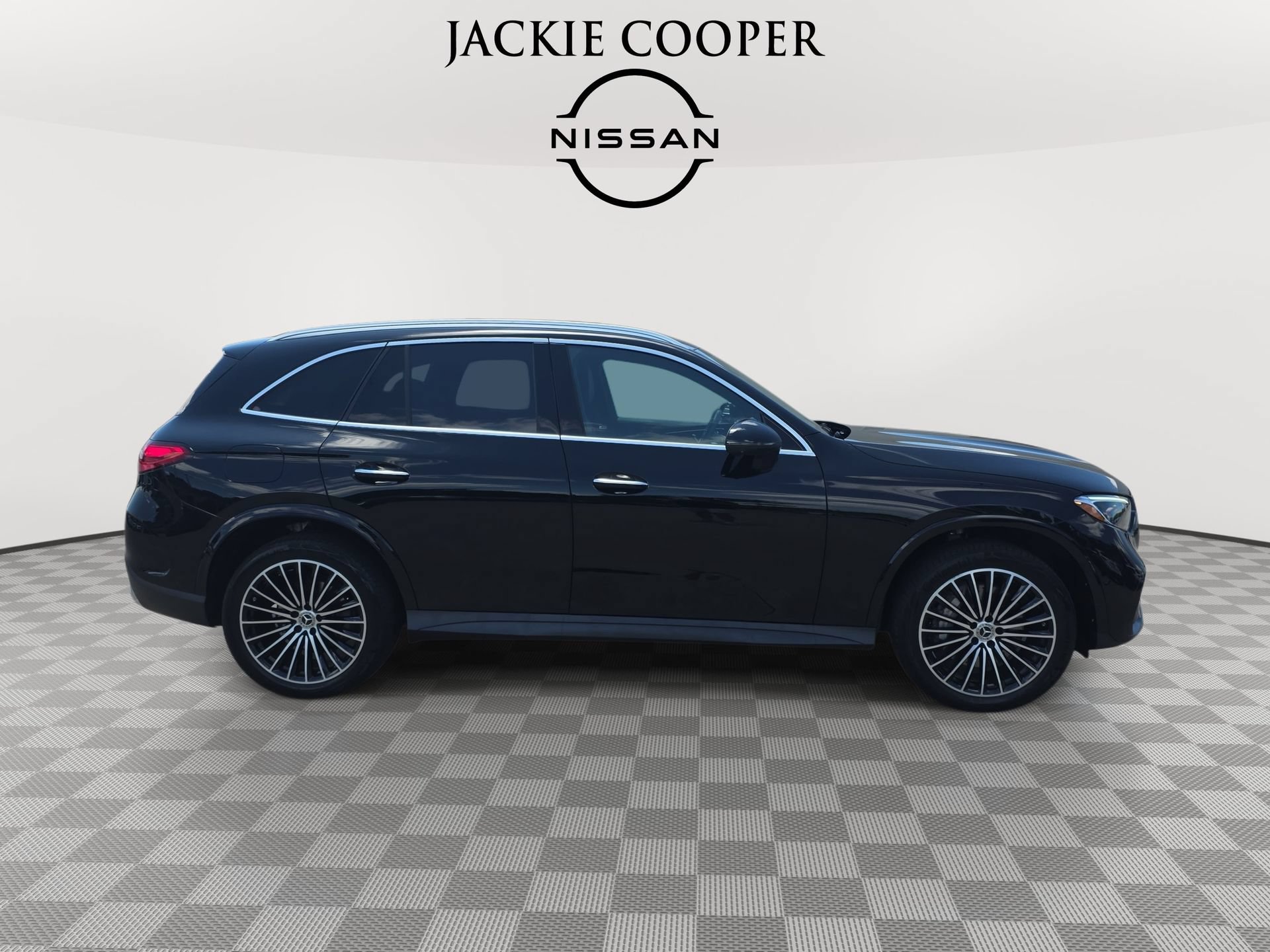 Certified 2025 Mercedes-Benz GLC 300 4MATIC image 4