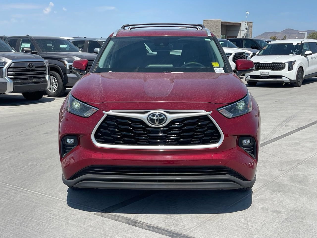 Used 2022 Toyota Highlander XLE FWD image 2