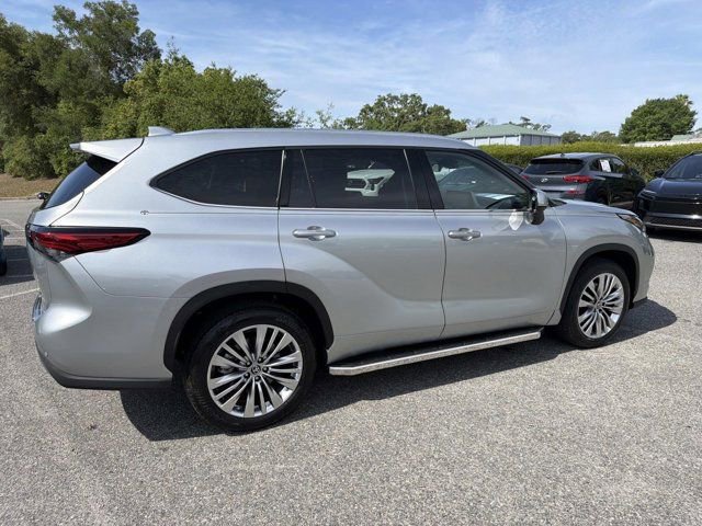 Used 2023 Toyota Highlander Platinum FWD image 2