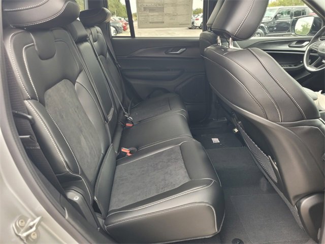 New 2025 Jeep Grand Cherokee Altitude image 14