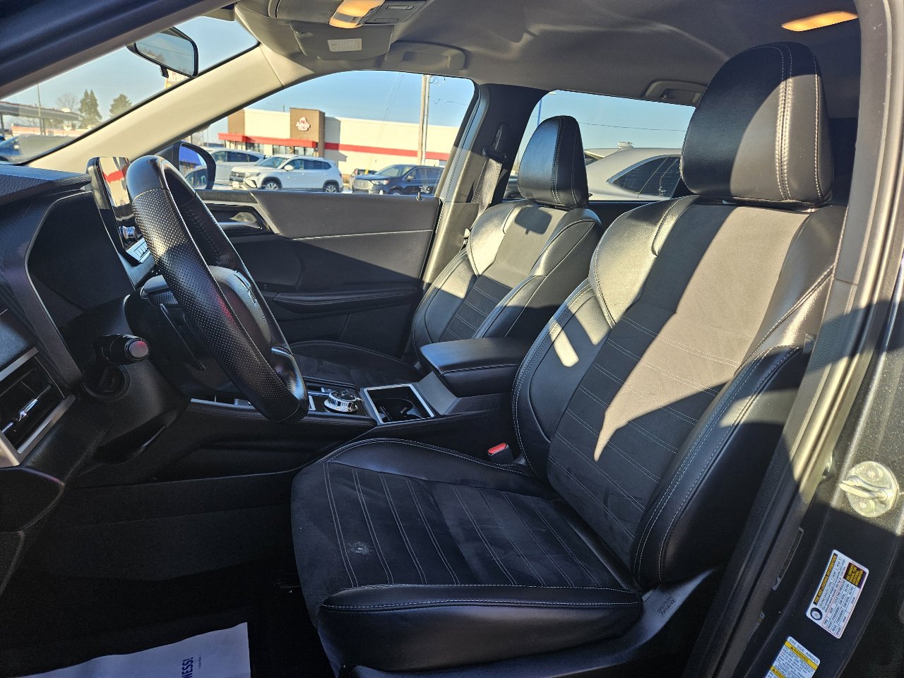 Used 2024 Mitsubishi Outlander AWD image 16