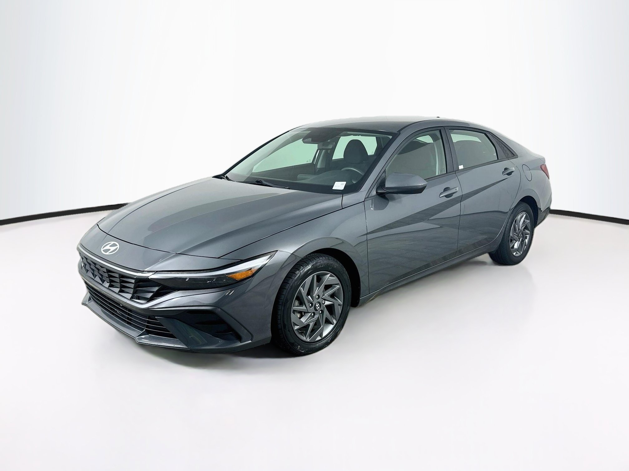 Used 2024 Hyundai Elantra SEL FWD image 3