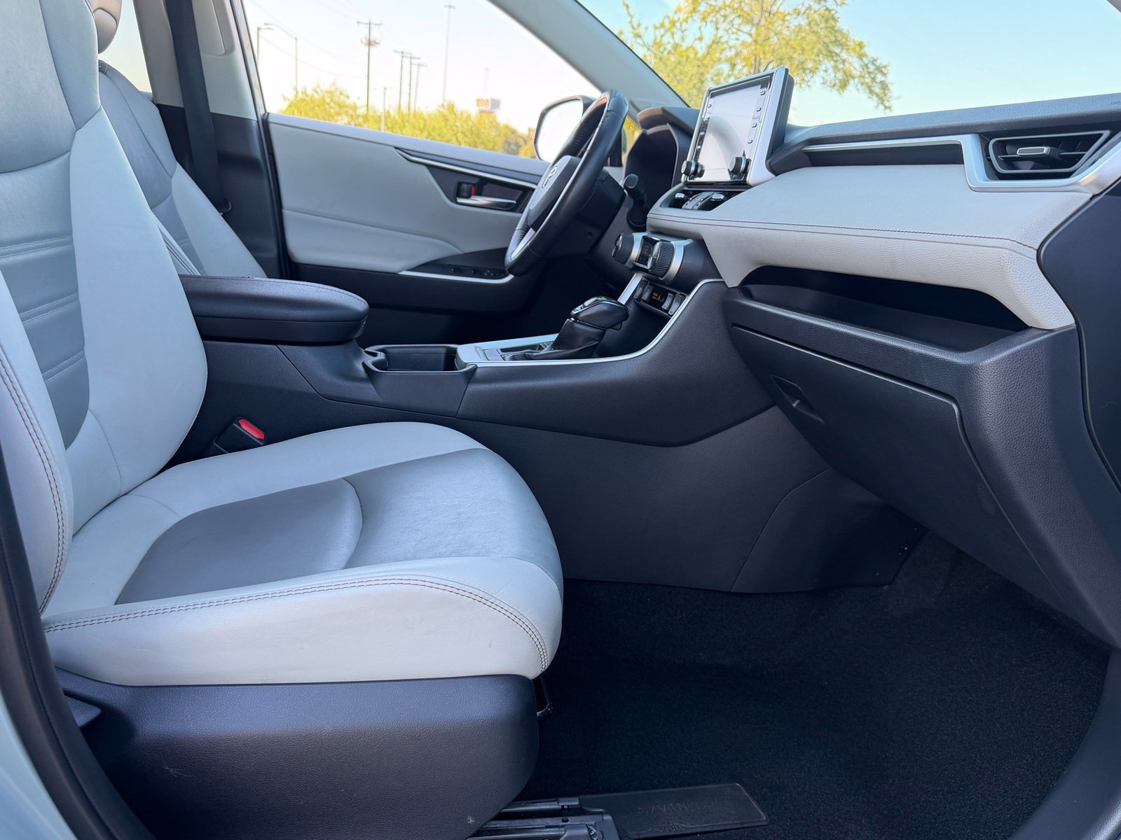 Used 2020 Toyota RAV4 XLE Premium FWD image 39