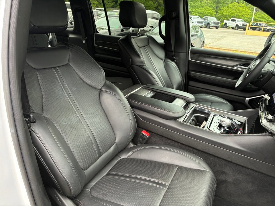 Used 2023 Jeep Wagoneer Series III w/ Premium Group I AWD/4WD image 31