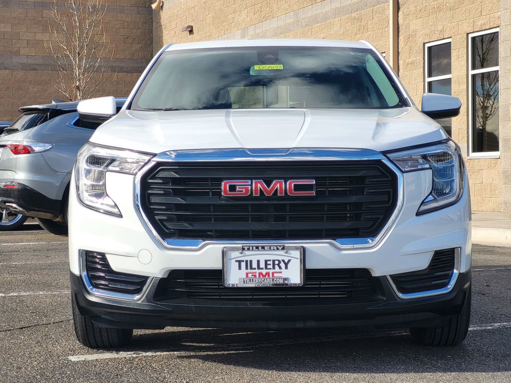Used 2024 GMC Terrain SLE image 3