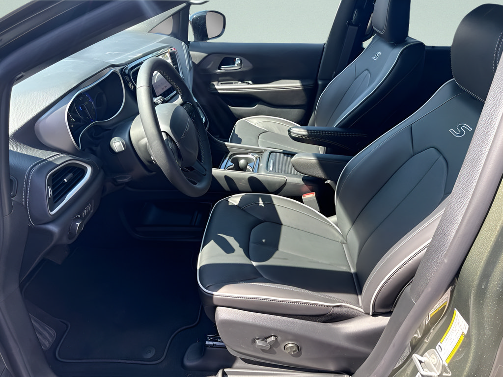 New 2027 Chrysler Pacifica Limited AWD/4WD image 18