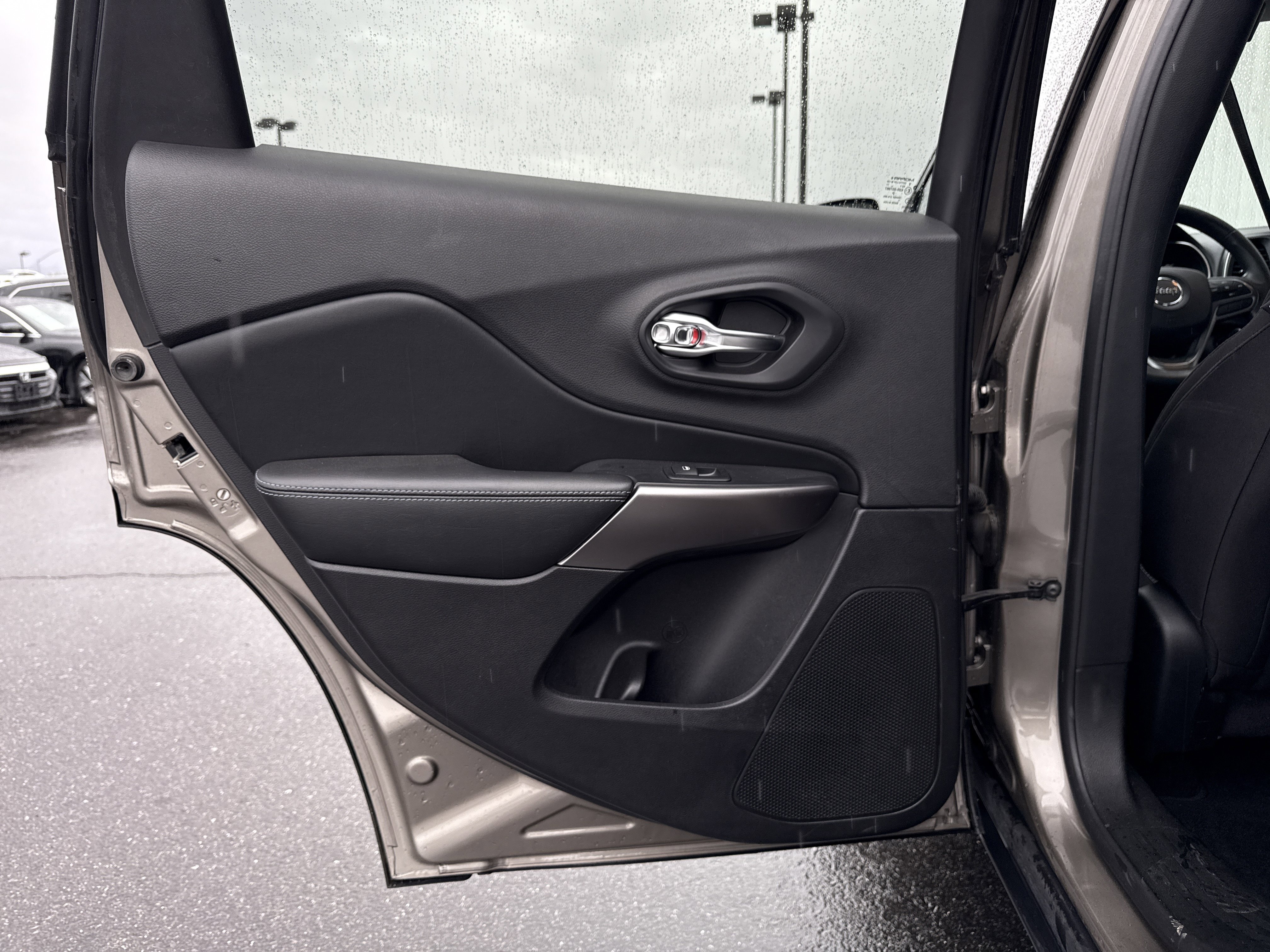 Used 2019 Jeep Cherokee Latitude w/ Popular Appearance Group image 29