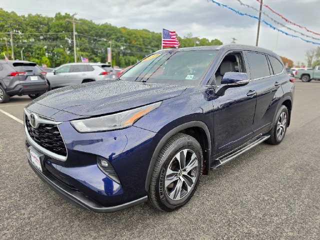 Used 2022 Toyota Highlander XLE AWD/4WD image 3