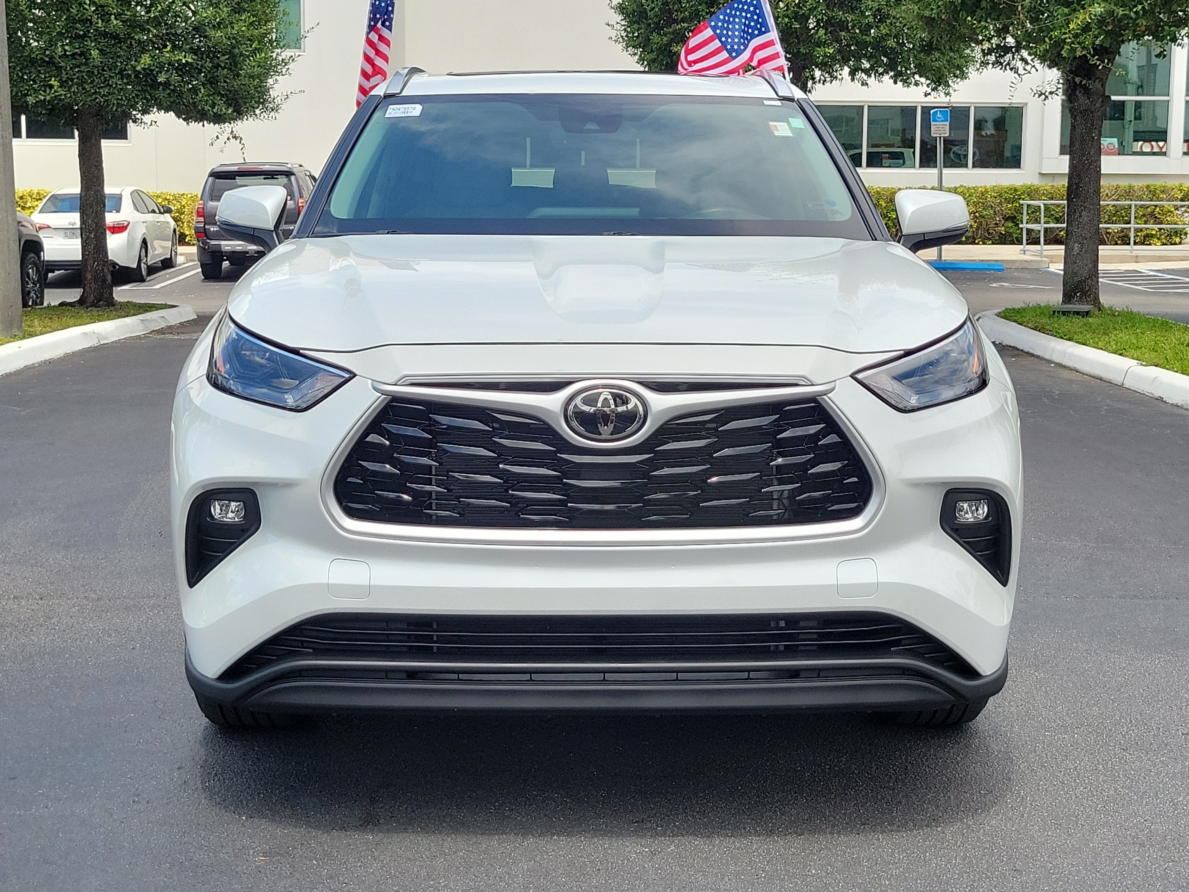 Used 2022 Toyota Highlander XLE FWD image 4