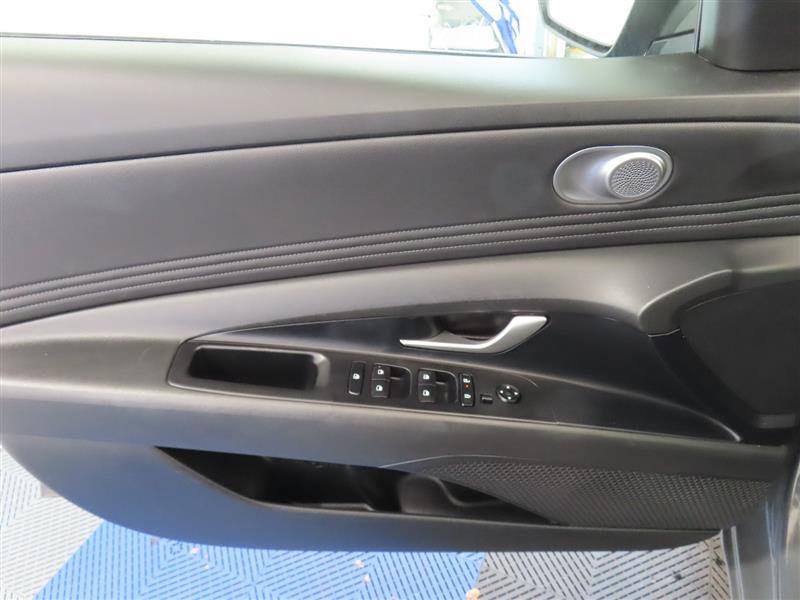 Used 2025 Hyundai Elantra SEL FWD image 13