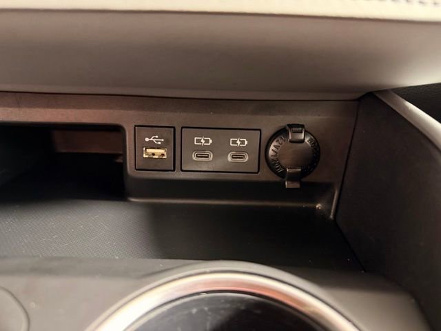 Used 2024 Toyota Highlander XLE AWD/4WD image 25